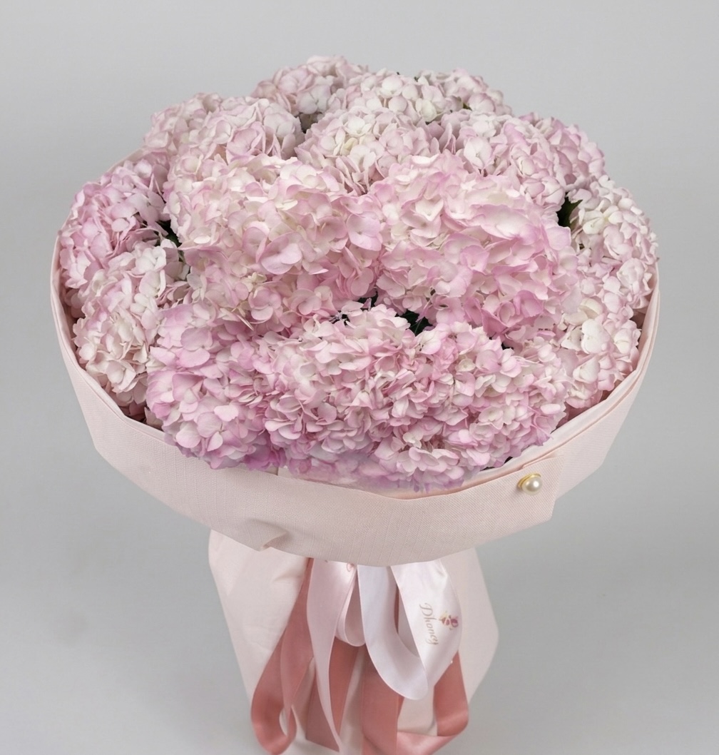 Pink hydrangea D'honey bouquet